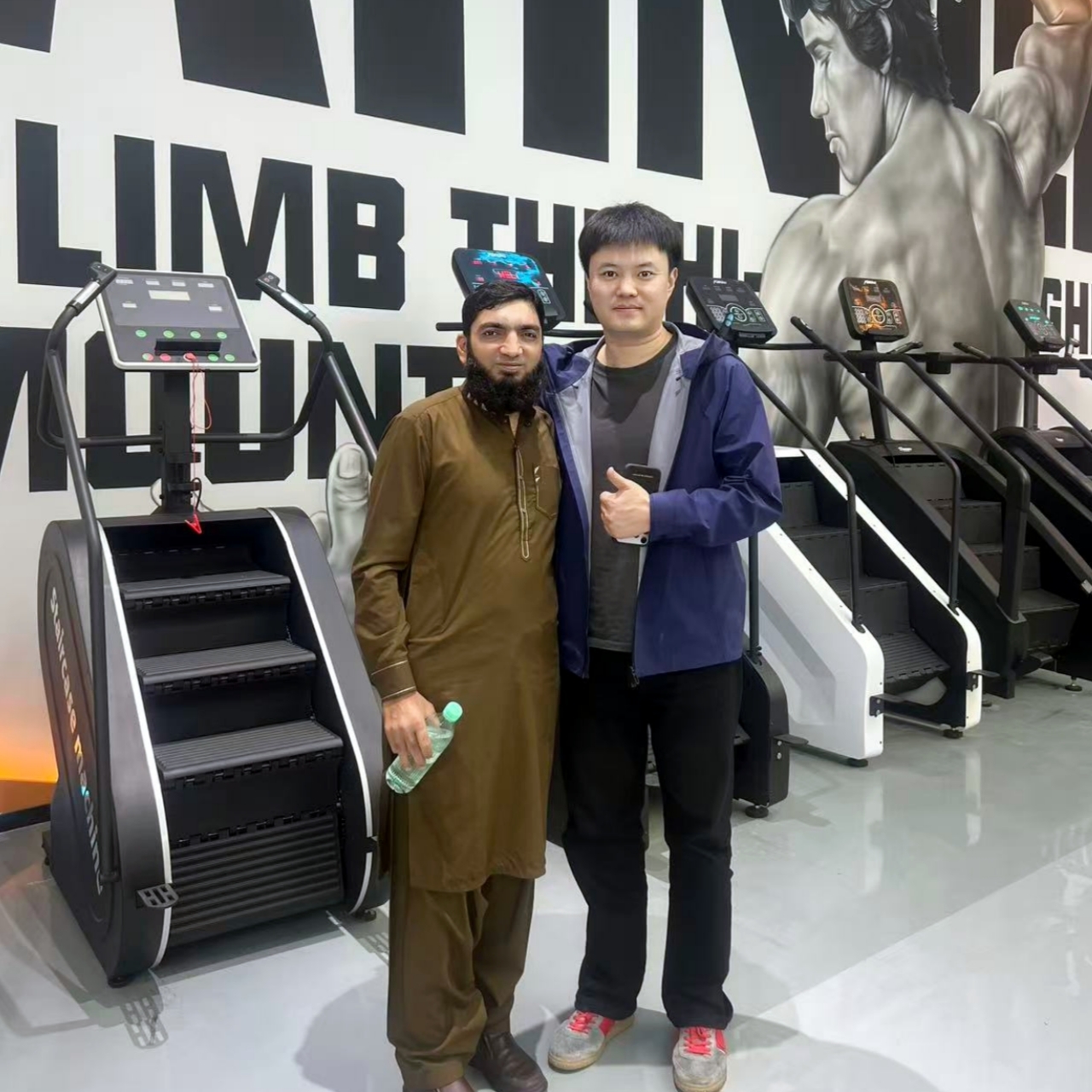 yingruis Fitness Equipment Technology Co., Ltd. Pomyślnie zrealizowano zamówienie na 30 zakrzywionych bieżni dla klientów z Pakistanu